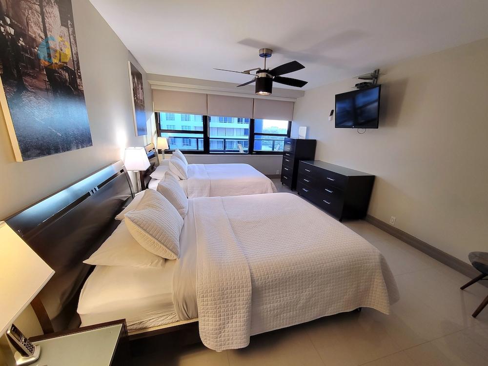 Alexander 1419 3 Bedroom Apts by RedAwning