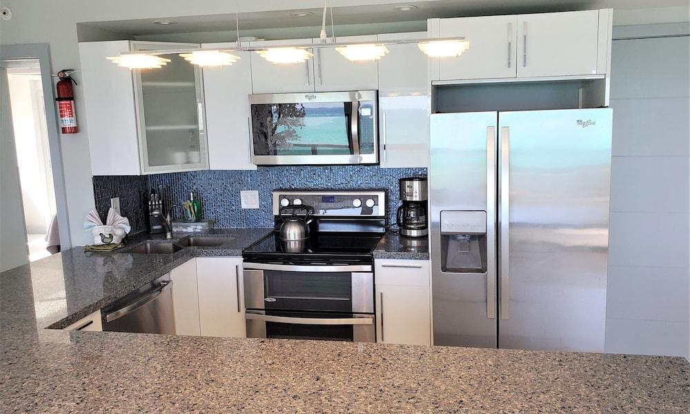 Alexander 1401 3 Bedroom Apts by RedAwning