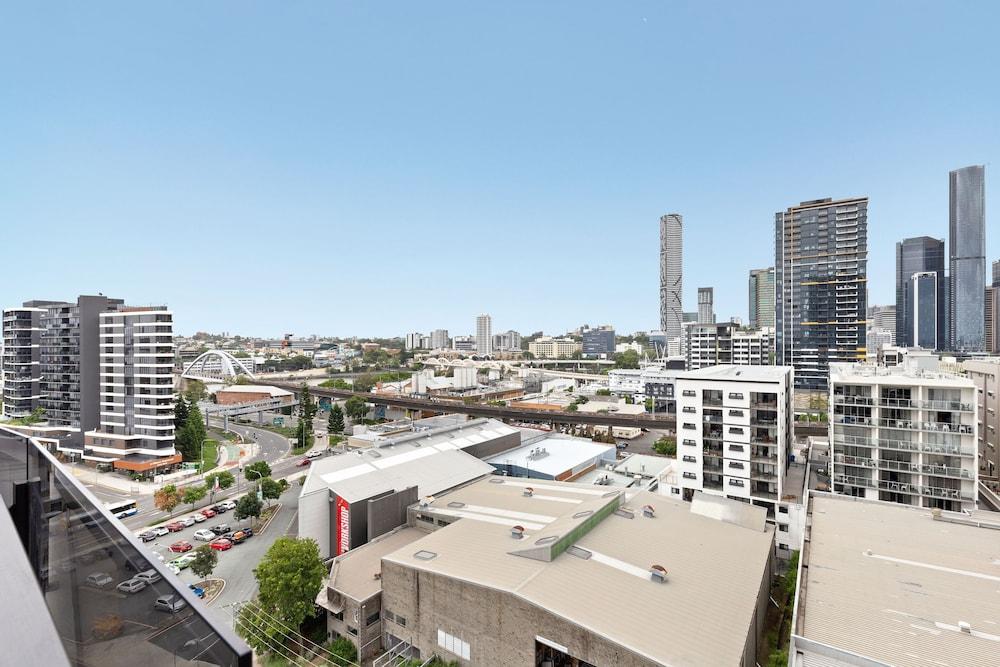 South Brisbane 2 Bedrooms Apartment with Free Parking by KozyGuru