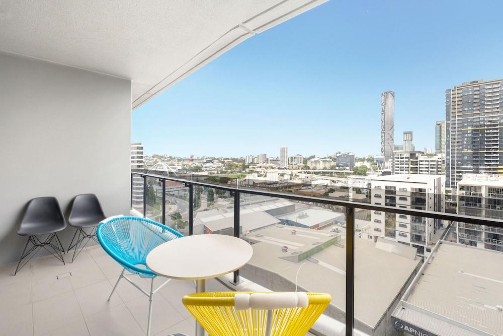 South Brisbane 2 Bedrooms Apartment with Free Parking by KozyGuru
