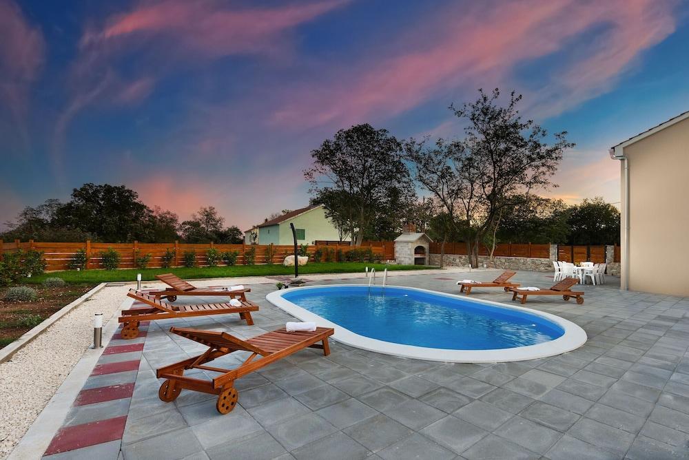 Villa Elm Private Pool Nice Location