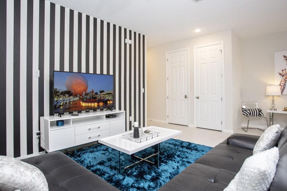 Gorgeous Four Bedroom w Pool Solara 1551