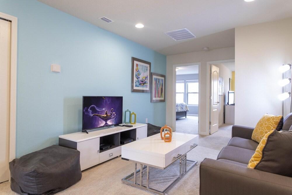 Splendid 5 Bd w Screened Pateo Pool Windsor Westside 8921