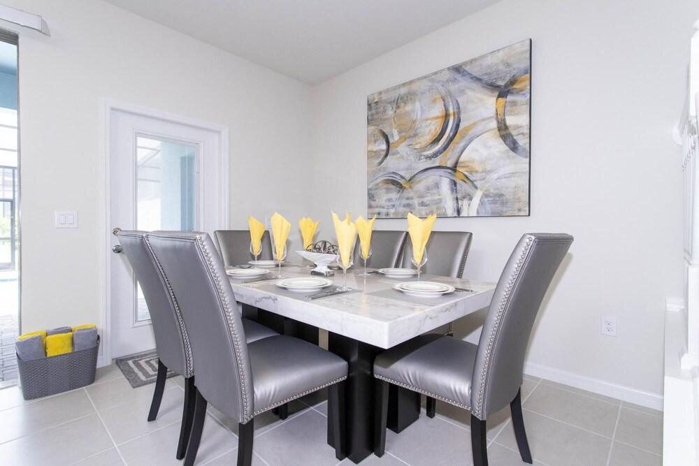 Splendid 5 Bd w Screened Pateo Pool Windsor Westside 8921