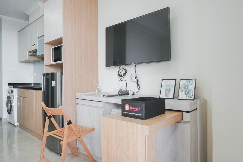 Relaxing Studio At Menteng Park Apartment