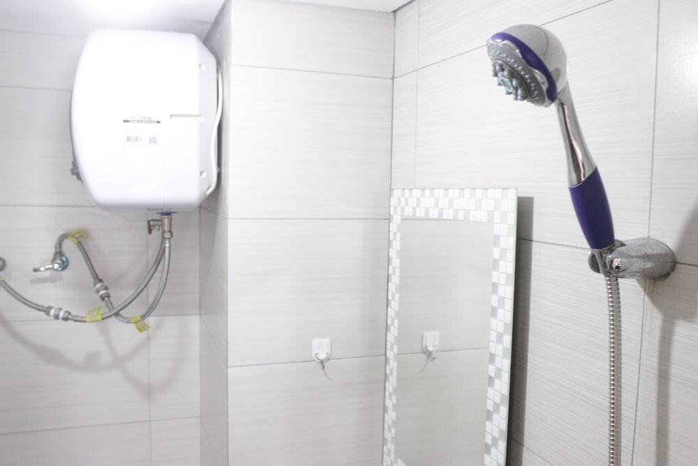 Cozy And Chic Studio Room At Gateway Pasteur Apartment