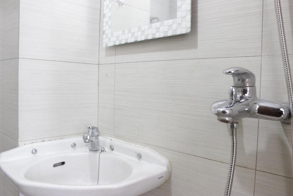 Cozy And Chic Studio Room At Gateway Pasteur Apartment