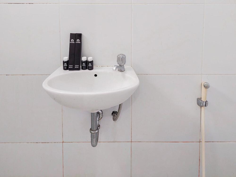 Simply Good Studio Apartment At Aeropolis Residence