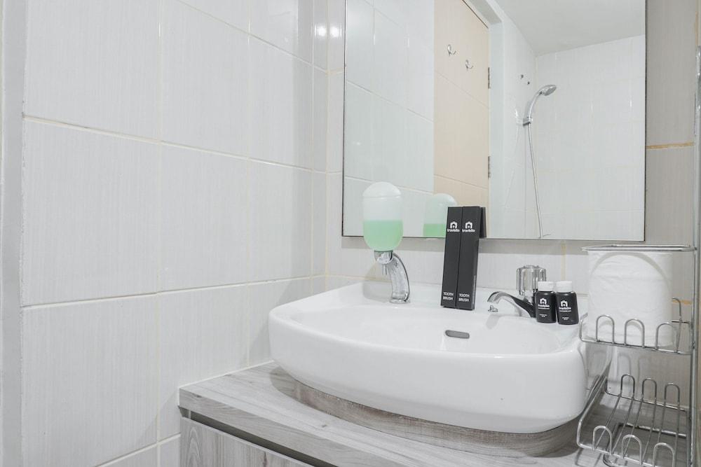 Cozy And Nice Studio At Amethyst Apartment