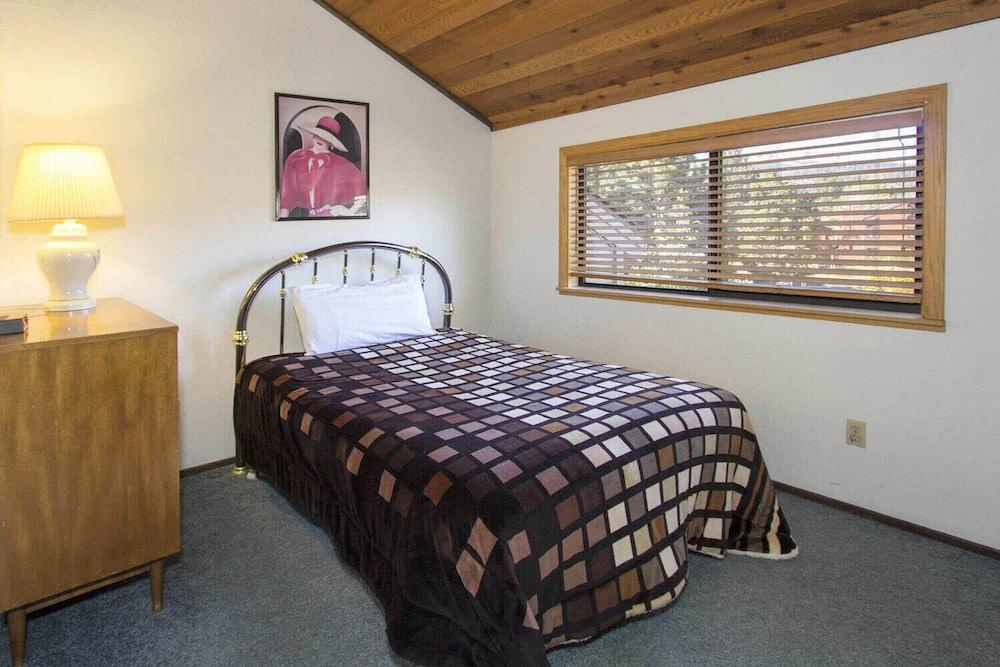 La Vista Blanc #22 - Near Shuttle, BBQ & Pool