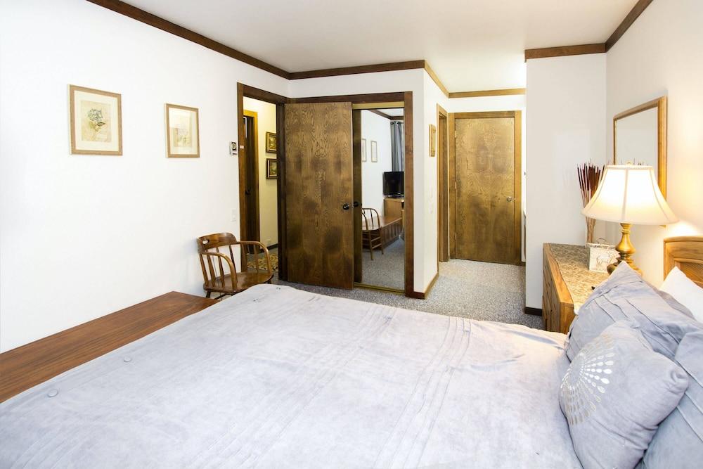 Mammoth Estates - 4 Seasons of Beauty w/ Amenities!