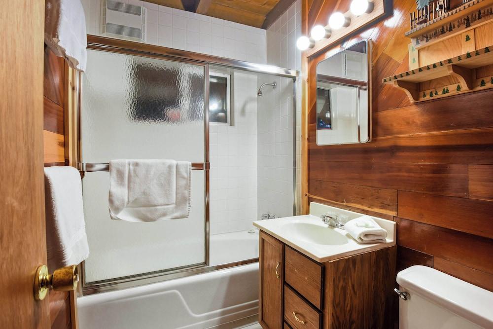 Moose Cabin Year-round Outdoor Fun w/ BBQ