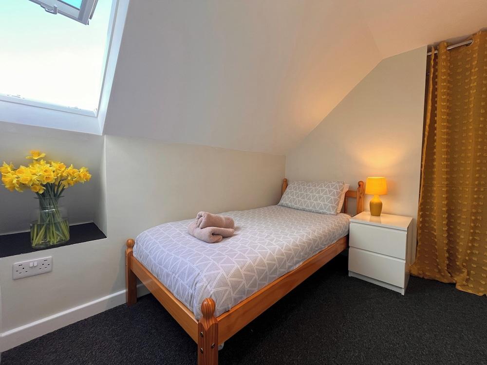 Detached 3 Bed Cottage, Mountain Views- Pets, Wifi