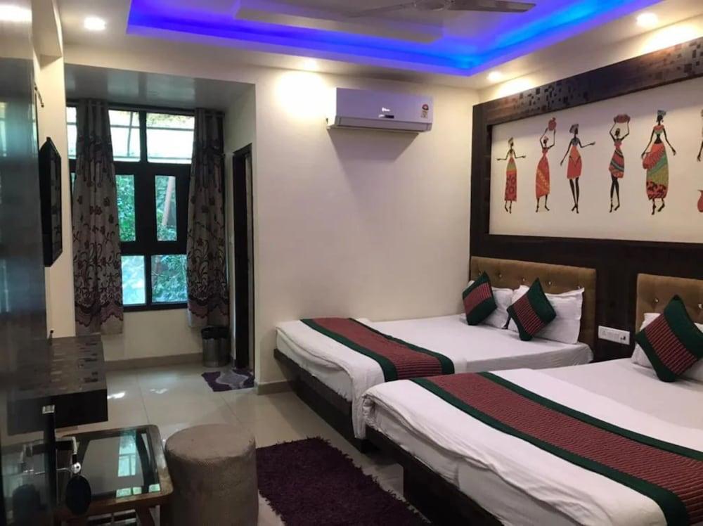 Goroomgo Bajrang Paharganj New Delhi