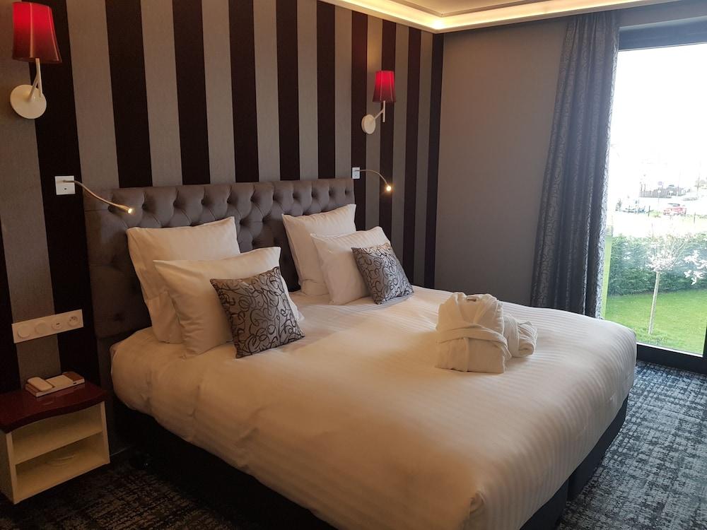 Hotel Dali Val d'Europe, Tapestry Collection by Hilton