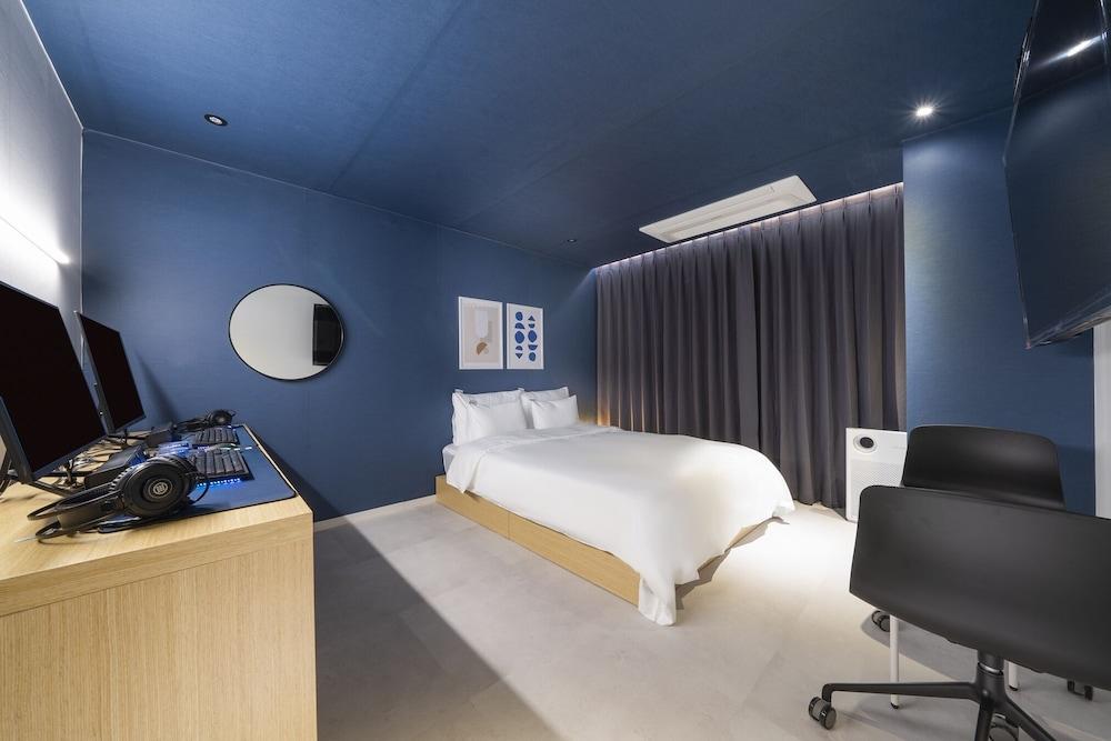 Croissant Hotel Guri by AanK