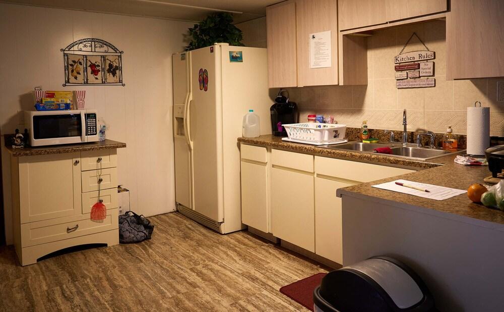 Room in Mobile Home - Pleasant Days B&b Tropical Master Suite