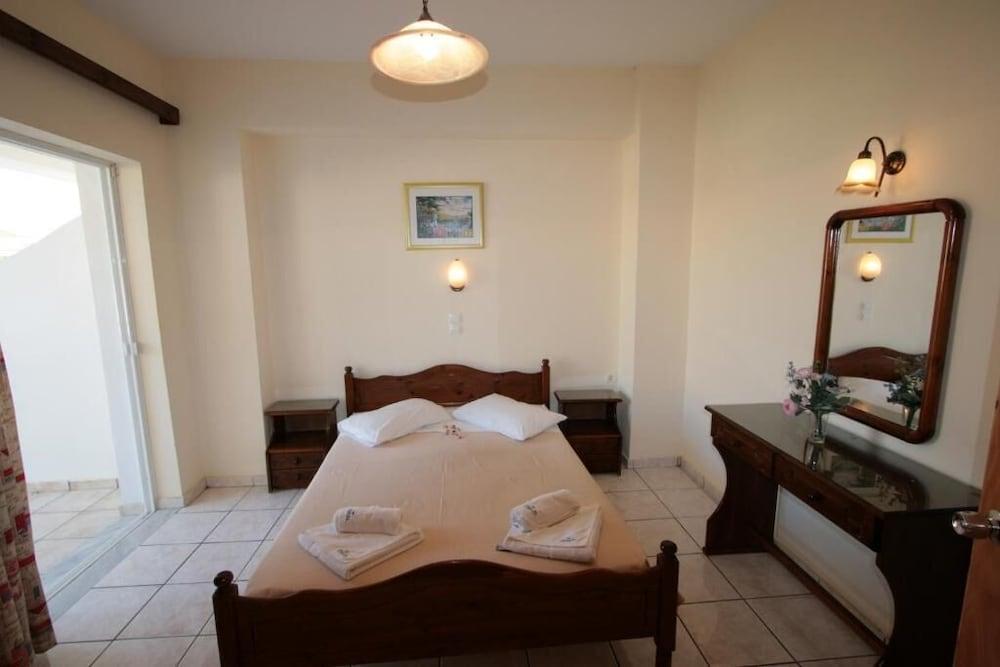 Village Inn Studios & Family Apartments