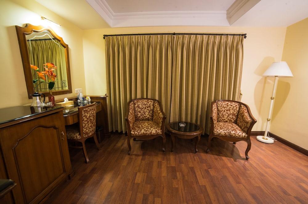 Hotel Highway View (Shikara)