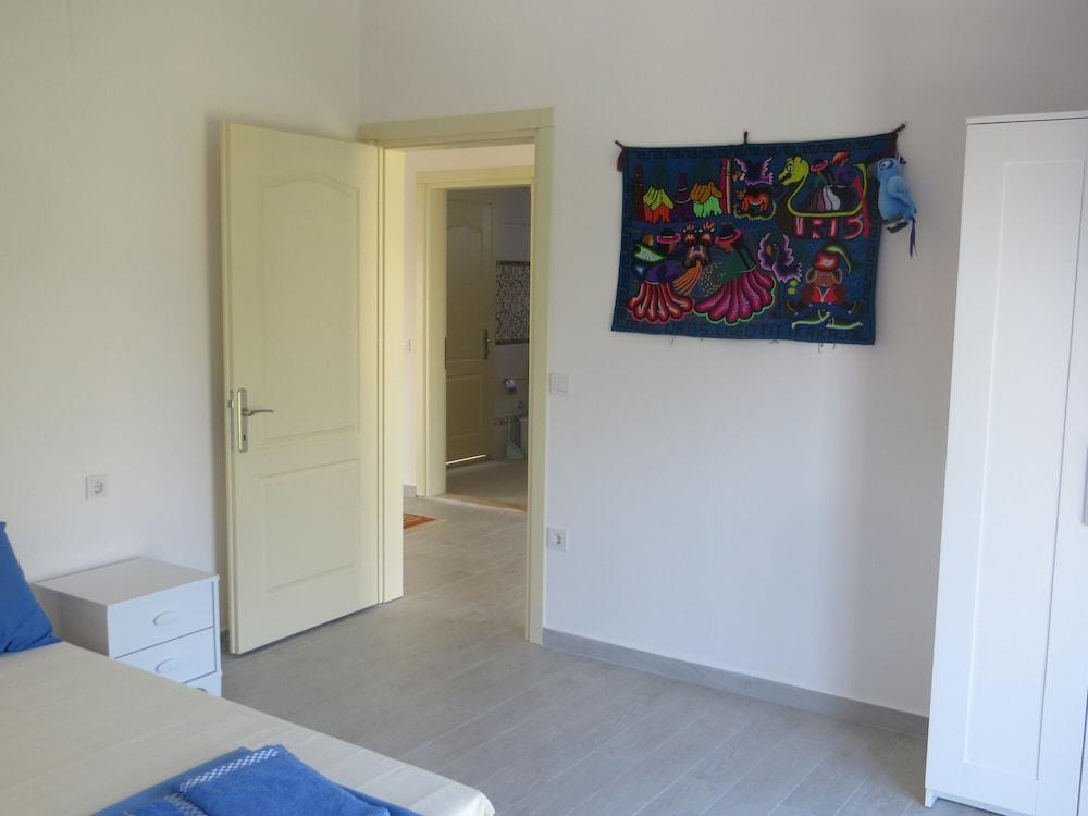 Villasleeps10-pool-bbq-mountainview-ac-parking