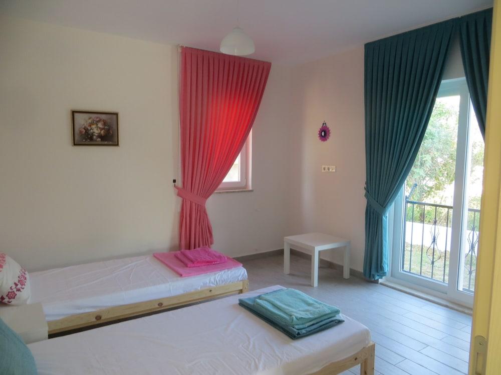 Villasleeps10-pool-bbq-mountainview-ac-parking