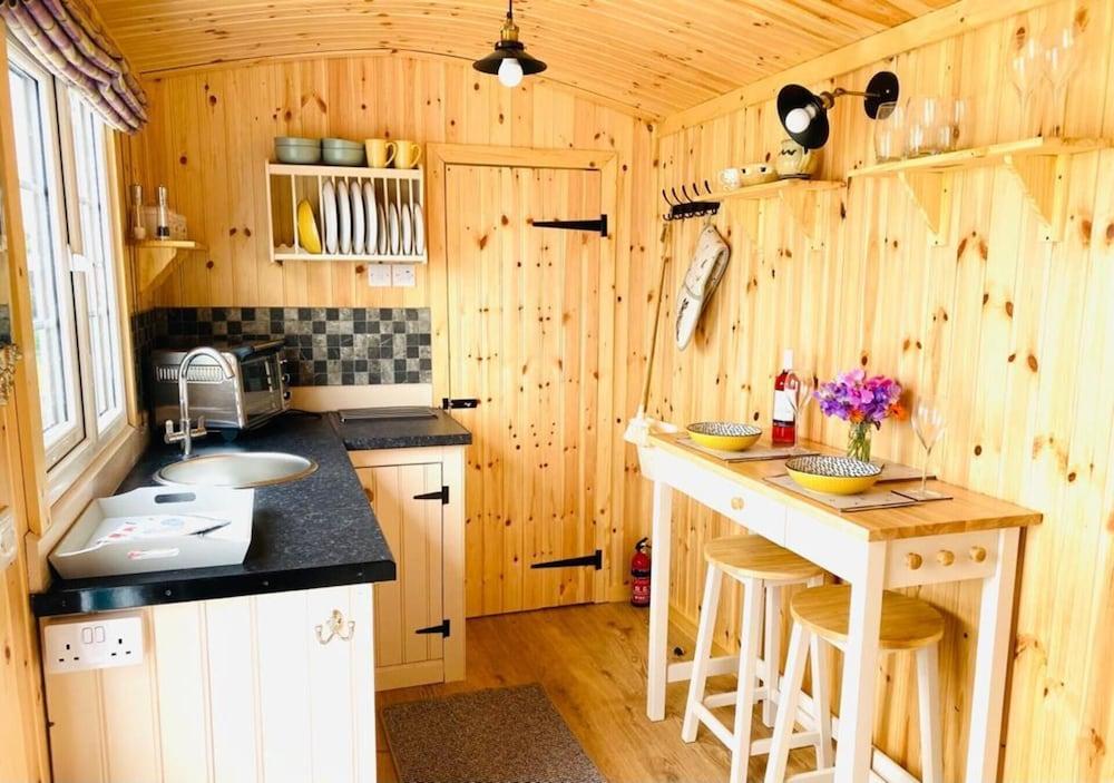 Woodhead Shepherds Hut - Sleeps 2 - Mailer Farm