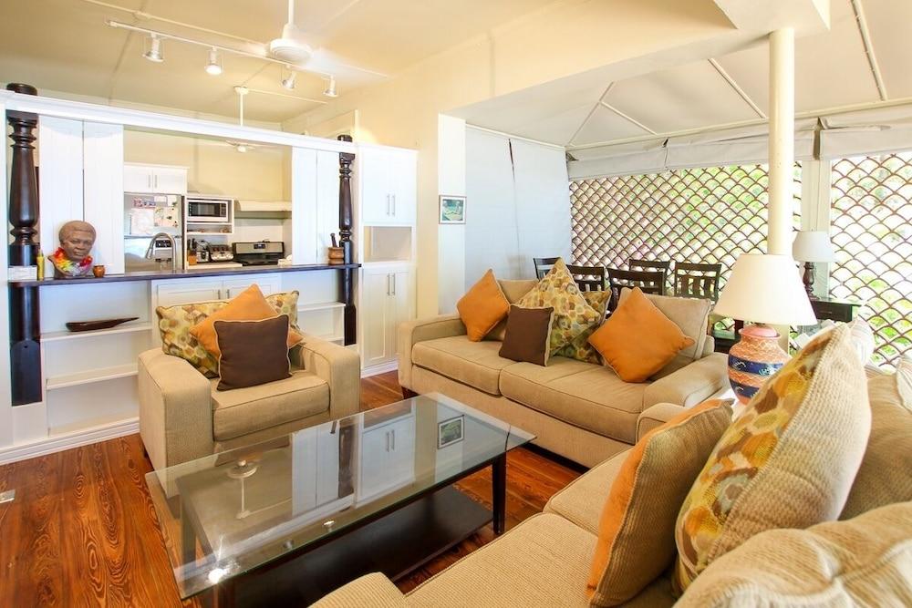 Beachfront Classic 3-bed House - Whitecaps by BSL Rentals