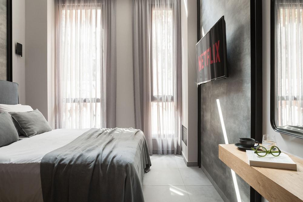 11 Enteka Acropolis Suites