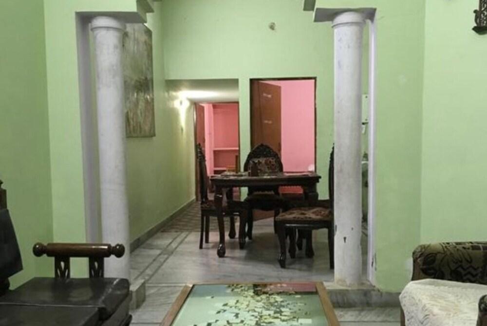 Goroomgo Nature Resort Agra