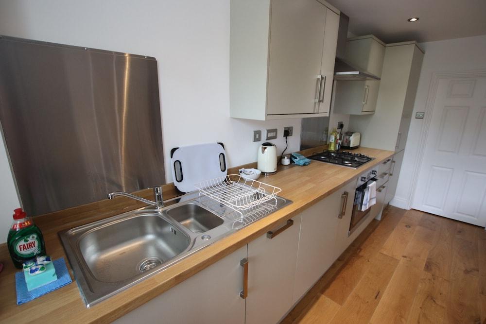 Charming Flat With Private Patio in Clifton