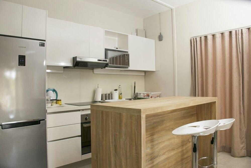 Modern 2-bed Sleeps 4 With Balcony