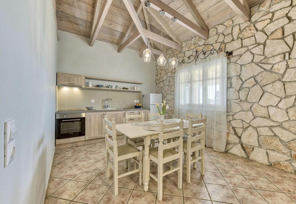 Villa Marathonisi 500 mt From sea