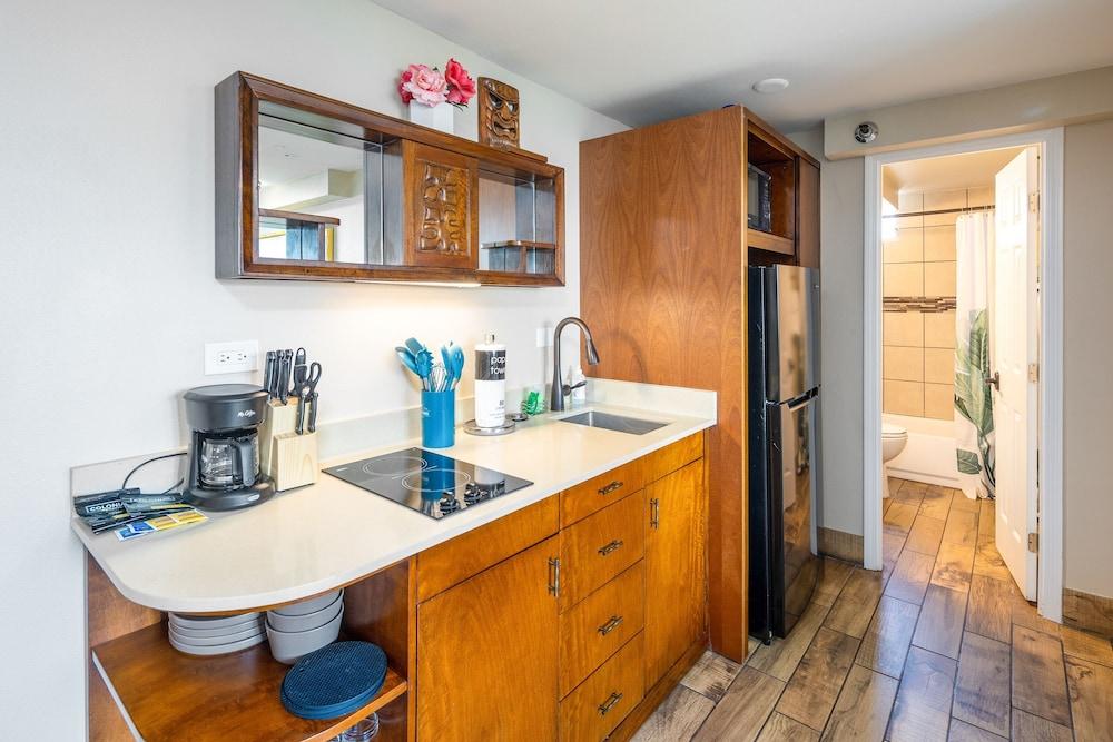 Gorgeous One Bedroom Bamboo Blocks From the Beach by Redawning