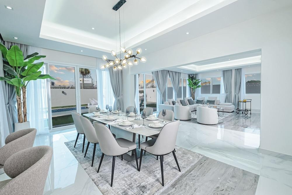 LUX White Modern Villa