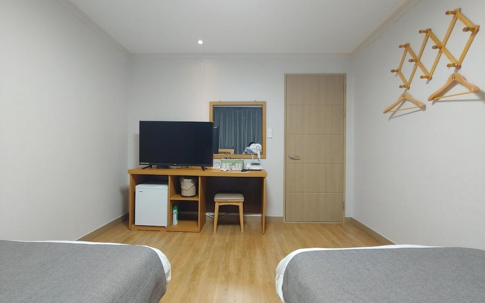 Jeju Gallery Hotel B&B