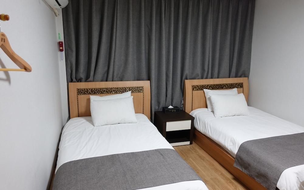 Jeju Gallery Hotel B&B