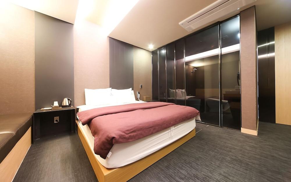 Changwon Jinhae Lewis Hotel