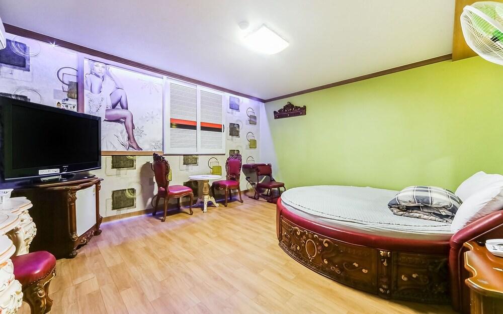 Busan Janglim Blue Moon Hotel