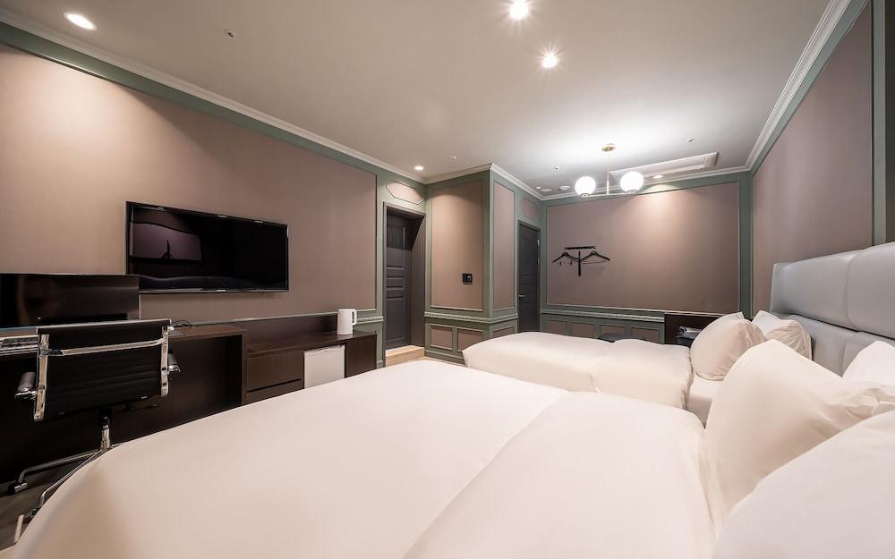 Suwon Guundong Partyz