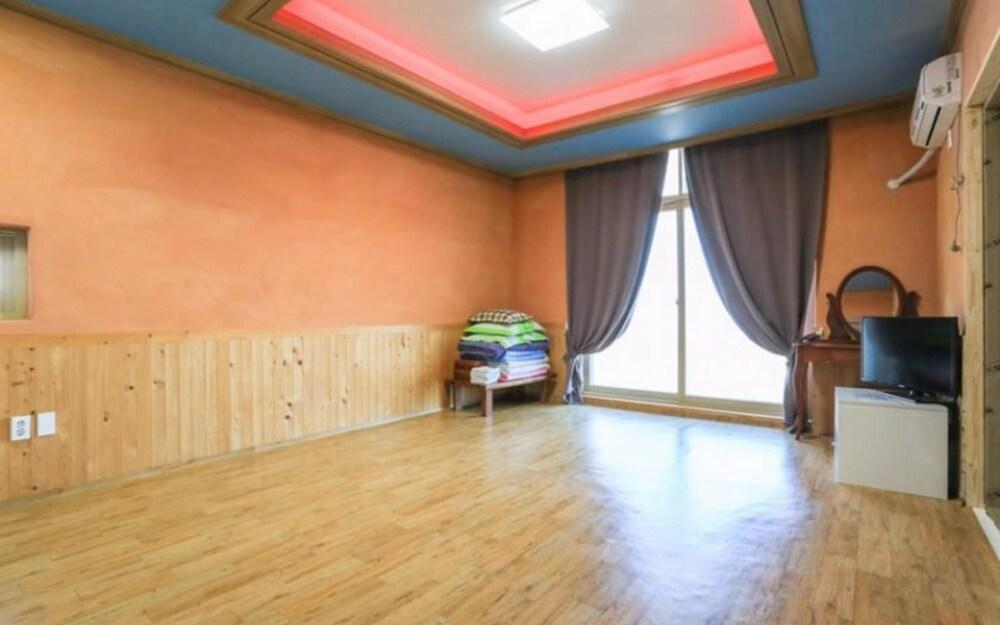 Hwaseong Badahyanggi Pension