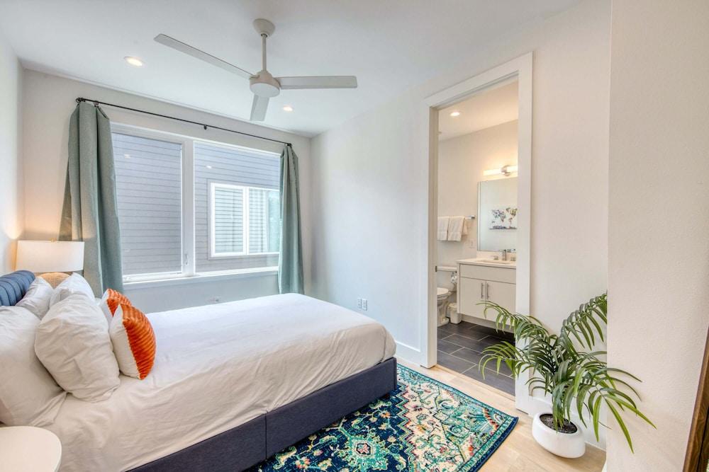 2 Homes in 1! Centrally Located Near Soco