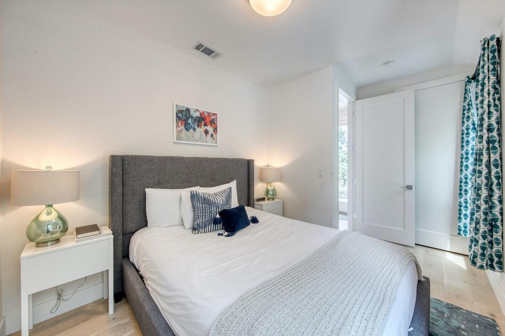 Conveniently Located Upstairs Deck BBQ