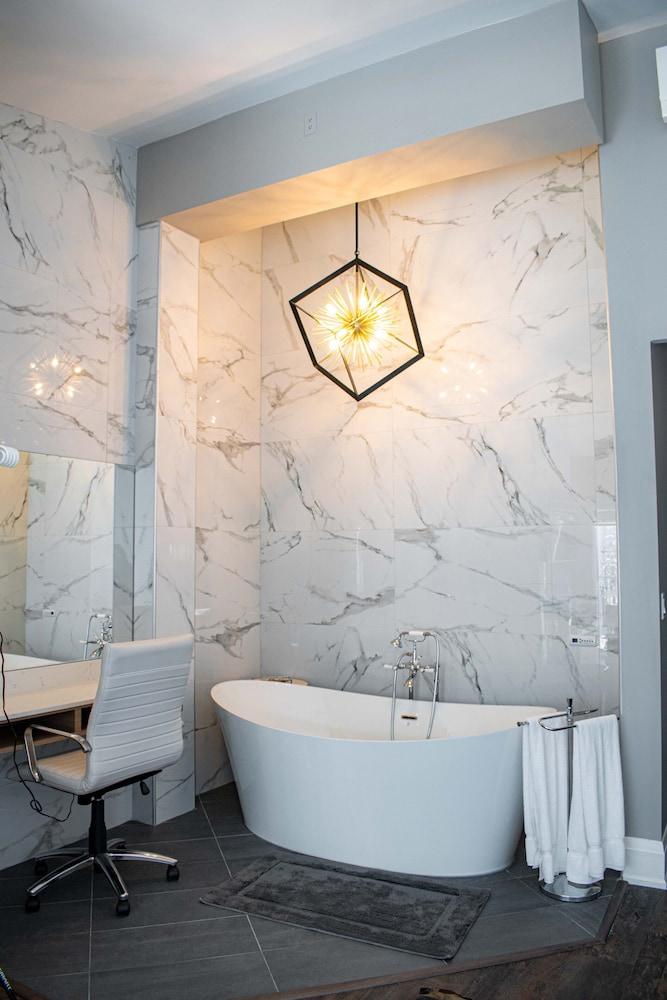 Colonial Hotel & Suites