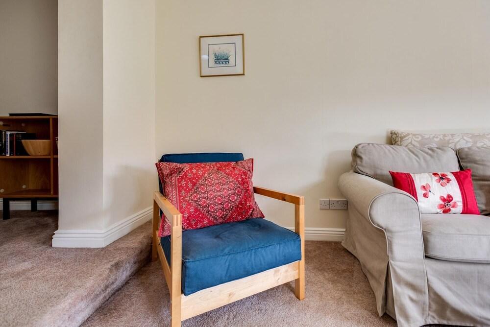 Spacious 1-bedroom Flat With Garden Free Parking