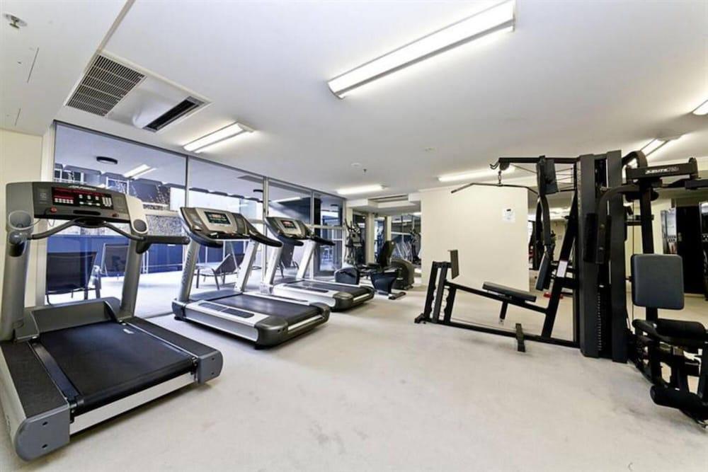 2BR Stunning Views CBD Pool Gym Netflix