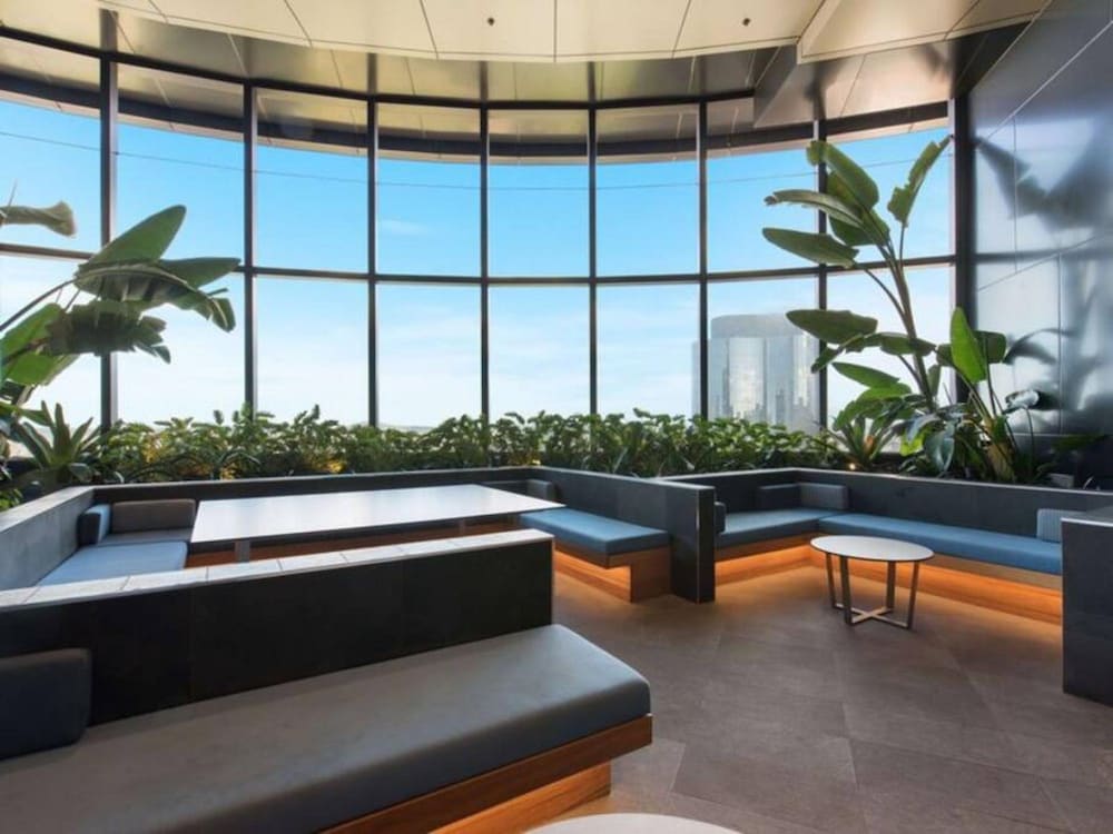 2BR Luxury Skytower CBD Pool Gym Netflix