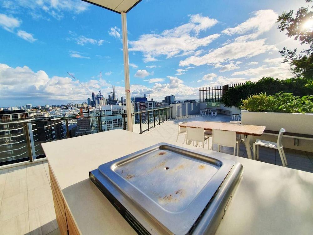 2BR Food Drink Hub Pool 2 Cars Gym Rooftop