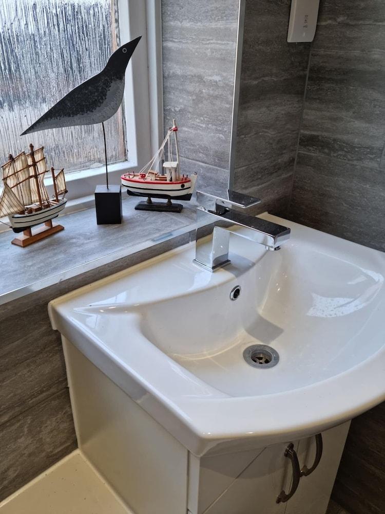 360 Serviced Accommodations - Waterfront Retreat - Modern Apartment