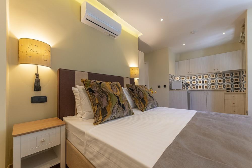 Ipelhome Plaka Boutique Apartments