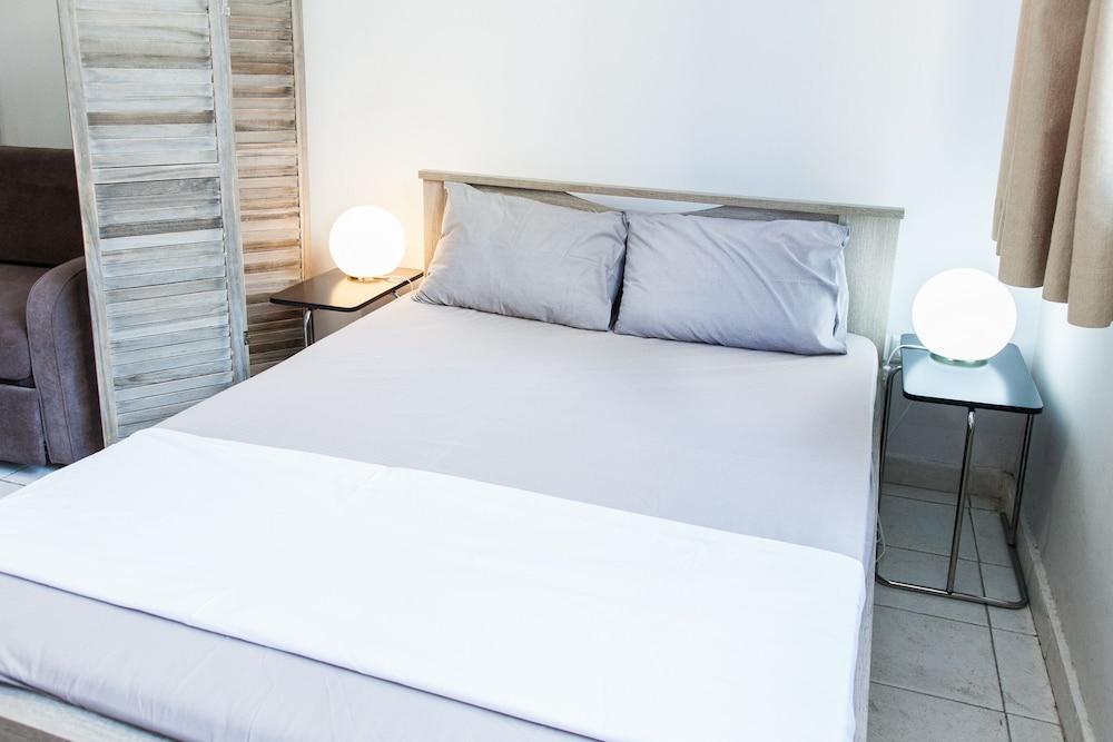 Cozy and Comfy Central Athens Apt.